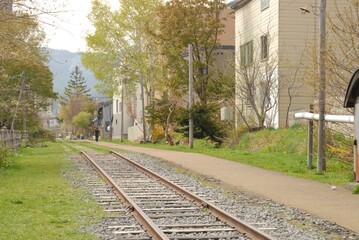 静かな街の線路沿いの風景と道のり