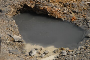 泥水が溜まる穴の風景と砂利道の様子