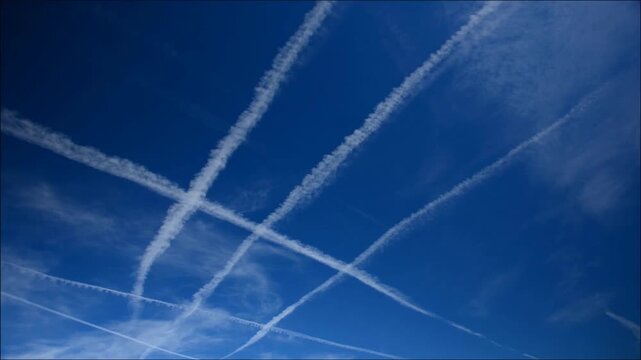 Scie di aereo nel cielo azzurro