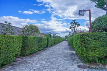 静寂に包まれた古い石畳の御城番屋敷通りの情景
