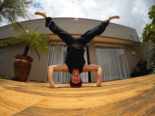 homem joga capoeira atividade cultural brasileira 