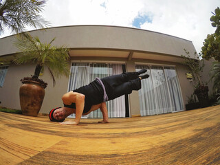 homem joga capoeira atividade cultural brasileira 