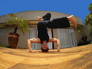 homem joga capoeira atividade cultural brasileira 