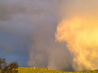 Nuages de diff&eacute;rentes couleurs avant un violent orage avec un retour d'Est en bord de mer &agrave; Nice