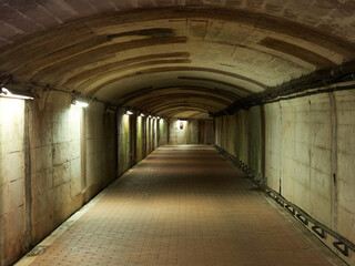 Fototapeta premium 観光名所立山黒部アルペンルートの黒部ダムケーブルカーのトンネルの様子