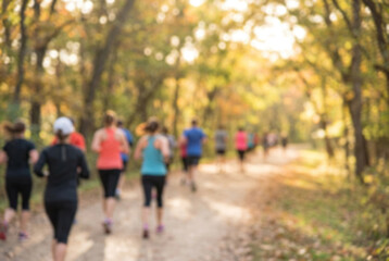 Obraz premium Blurred group of runners on a trail in autumn