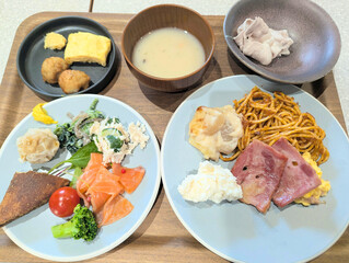 和洋料理が並ぶ朝食ビュッフェの食卓風景