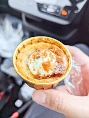 車内で味わう焼き菓子スイーツのクローズアップ