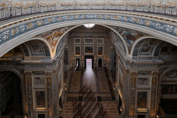 Obraz premium Interior dome and nave of Basilica di SantíAndrea - Mantua, Italy