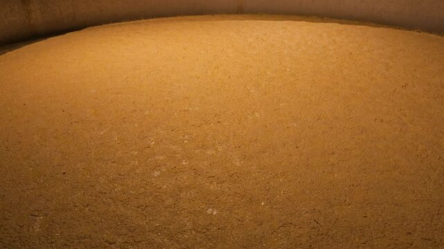 Rapidly bubbling fermentation vat for bourbon or beer production