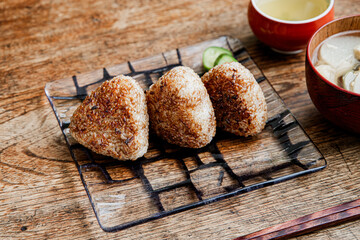 直火で焼いたコゲが香ばしい焼きおにぎり