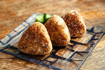 直火で焼いたコゲが香ばしい焼きおにぎり