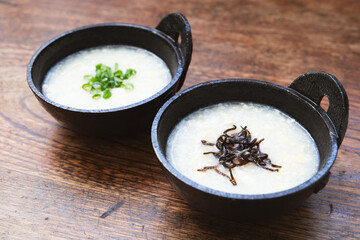 たまご粥のネギトッピングと塩昆布トッピング
