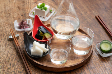 生酒の冷酒セット　漬物と冷奴の和風おつまみ