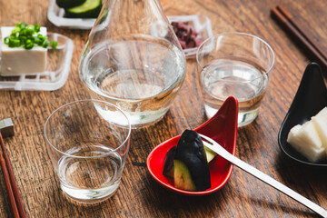 生酒の冷酒セット　漬物と冷奴の和風おつまみ