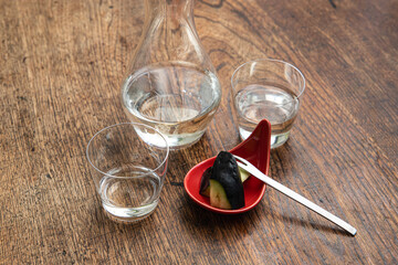 日本酒（生酒）と漬物のシンプルな冷酒セット