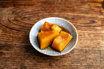 小皿に盛られた定番のおかず、かぼちゃの甘煮
