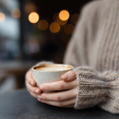 카페에서 따뜻한 음료를 즐기는 여유로운 일상