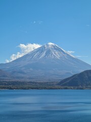 Fototapeta premium Majestic Mount Fuji Reflected in a Serene Blue Lake