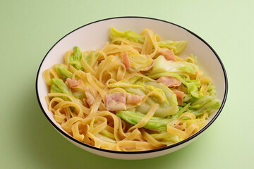 キャベツとベーコンのクリームパスタ