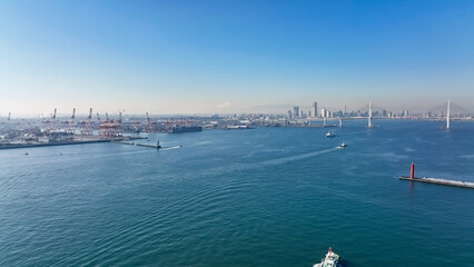 港湾都市と船舶のドローン空撮