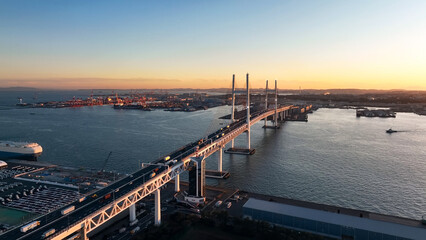 Obraz premium 高速道路と橋梁のドローン空撮