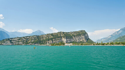Monte Brione am Gardasee in Italien mit dem Ort Torbole sul Garda