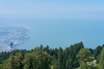 Blick vom Berg Pf&auml;nder auf den Bodensee bei Bregenz in &Ouml;sterreich. Textfreiraum im oberen Teil.