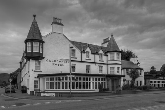 2023-06-07 THE CALEDONIAN HOTEL IN ULLAPOOL SHOWING THE FRONT ENTRY AND TOWERS IN BLACK AND WHITE