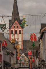 Kempener Altstadt im Adventsschmuck; Peterstra&szlig;e mit St. Marien