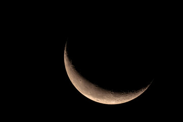 夜明け前の暗い東天に昇る有明の月20251116