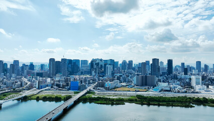 Obraz premium 現代都市と道路のドローン空撮