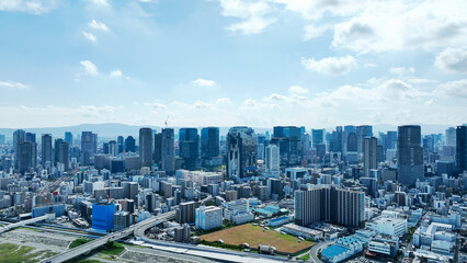 現代都市と道路のドローン空撮