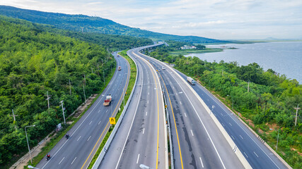 Expressways, motorways, highways, elevated roads, routes passing through mountains and bodies of water or dams offer beautiful scenery.
