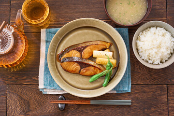 鰤（ブリ）の照り焼きの和定食