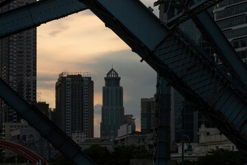 Naklejka premium closeup of guangzhou haizhu bridge at sunset