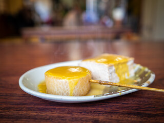 居酒屋で食べる熱々のおでんの大根と豆腐