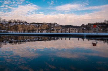 Fototapeta premium Tranquil Outdoor Pool with Sky Reflection