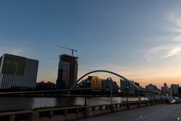 Naklejka premium haixinsha bridge at sunset