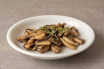 gekochte Pilze auf dem Teller 