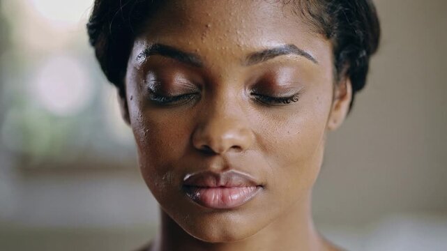 Gros plan sur le visage d'une femme les yeux ferm&eacute;s dans un moment de calme ou de m&eacute;ditation, lumi&egrave;re naturelle
