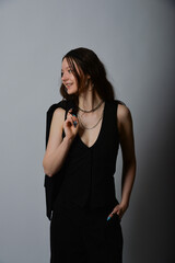 Naklejka premium junge, gothic, schwarz, frau, schönheit, gestalten, kleid, jacke, top, ärmelfrei, anzug, bauchfrei, jheans, sportlich, kleidung, casual, leitbild, brünett, atelier, haar, bekleidung, person, lächeln, 