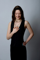 Naklejka premium junge, gothic, schwarz, frau, schönheit, gestalten, kleid, jacke, top, ärmelfrei, anzug, bauchfrei, jheans, sportlich, kleidung, casual, leitbild, brünett, atelier, haar, bekleidung, person, lächeln, 