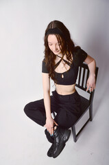 Fototapeta premium junge, gothic, schwarz, frau, schönheit, gestalten, kleid, jacke, top, ärmelfrei, anzug, bauchfrei, jheans, sportlich, kleidung, casual, leitbild, brünett, atelier, haar, bekleidung, person, lächeln, 