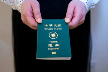 台湾のパスポートを渡す女性の手