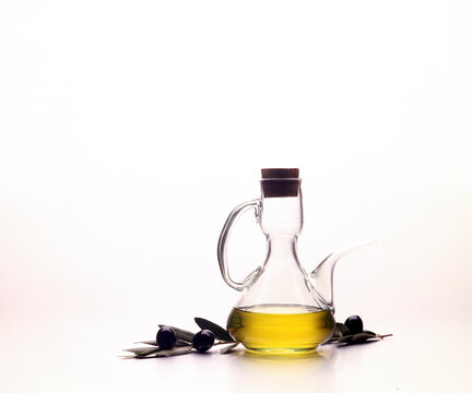 aceitera con aceite de oliva y aceitunas