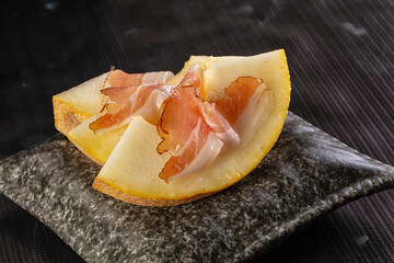 Slised sweet melon with Jamon