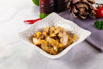 Marinated organic artichole with oil