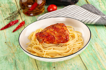 Pasta spaghetti with chicken thighs