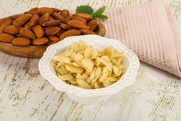Sliced almond nut for culinary